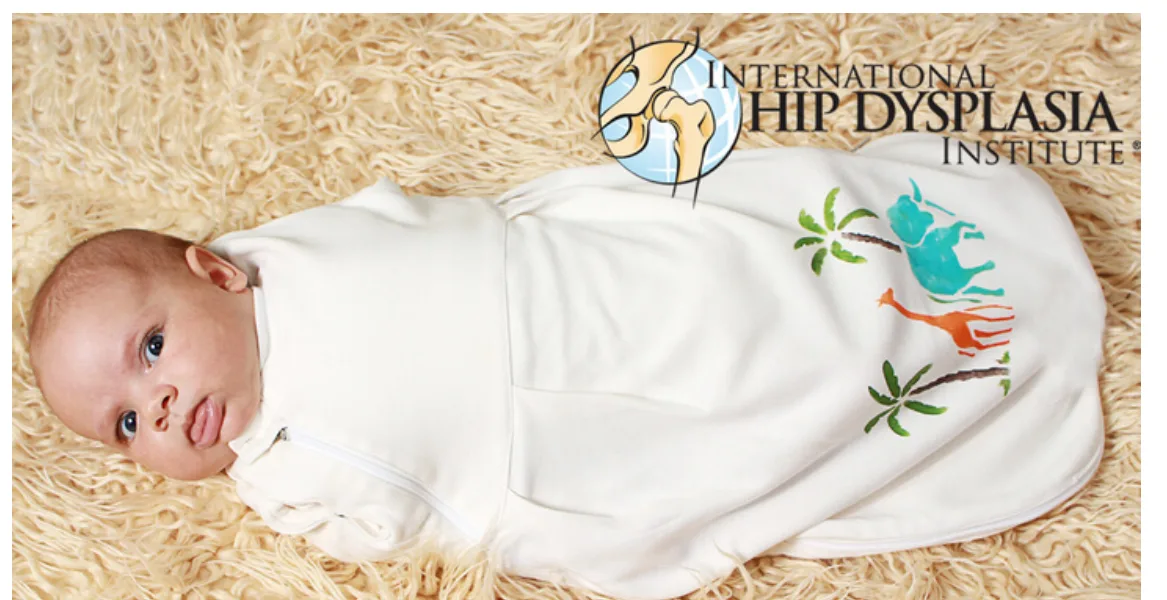 Бебе в чувалче за повиване, сертифицирано от International Hip Dysplasia Institute